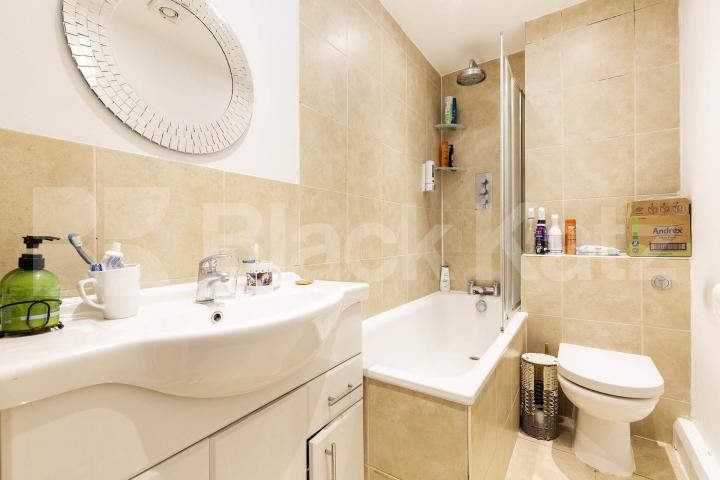 Two bed apartment located within a gated double fronted development  Camden Road, Camden Borders